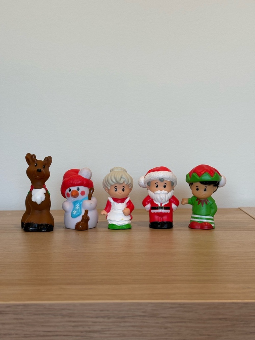 Fisher-Price Little People Christmas Set Santa Mrs Claus Elf Snowman Reindeer